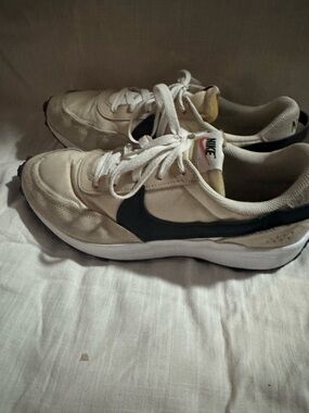 Women’s Nike waffle debut size 11